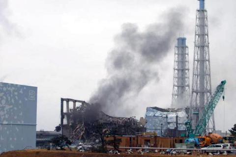Rauch steigt über dem zerstörten Atomkraftwerk von Fukushima auf. Foto: dpa