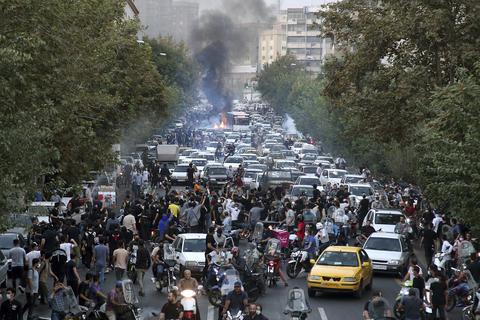Demonstranten skandieren während eines Protestes in der Innenstadt von Teheran Parolen gegen den Tod der 22-jährigen Iranerin Mahsa Amini. Symbolfoto: dpa