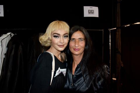 Anja Backstage mit Gigi Hadid. Foto: Anja Kossiwakis