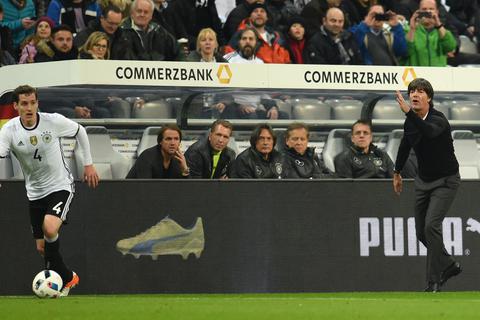 In Aktion: Sebastian Rudy und Joachim Löw beim Länderspiel der DFB-Elf gegen Italien. Foto: dpa