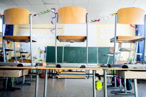 Leeres Klassenzimmer: Gewerkschaften und Verbände sind unzufrieden mit den Plänen der Kultusministerkonferenz zum Lehrermangel.