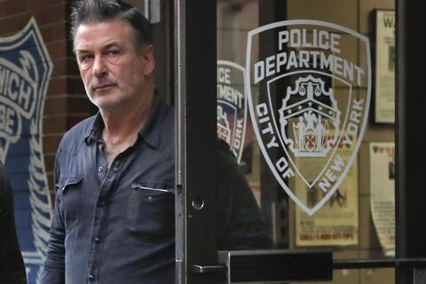 US-Schauspieler Alec Baldwin verlässt das 10. Revier der New Yorker Polizei. Foto: dpa
