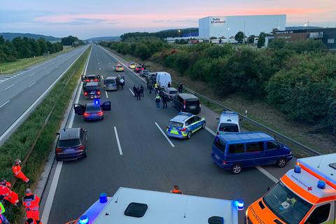 Polizisten und Helfer stehen mit ihren Fahrzeugen auf der Autobahn 9 bei Hilpoltstein in Bayern. Foto: dpa