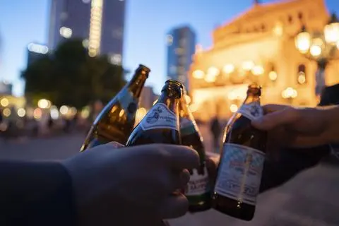 Werden Orte wie der Frankfurter Opernplatz zu Alkohol-Sperrgebieten? Foto: dpa