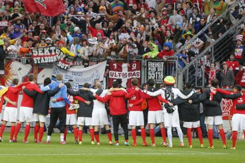 Auswärtssieg: Die Mainzer feiern mit ihrem Anhang. Foto: rscp / René Vigneron