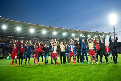 Die Hamburger Spieler jubeln über den 2:1-Sieg gegen Karlsruhe. Foto: dpa