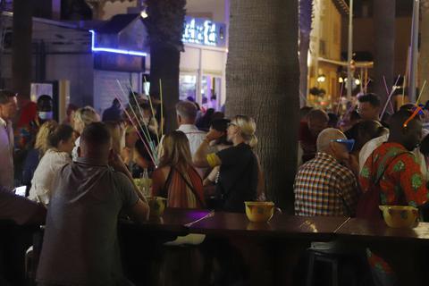 Touristen sitzen dicht an dicht auf einer Terrasse eines Lokals auf der so genannten Bierstraße. Nun müssen einige Lokale auf Mallorca schließen. Foto: dpa