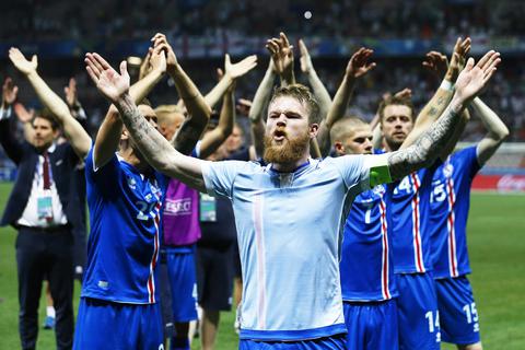 Die isländische Nationalmannschaft feiert bei der Europameisterschaft mit ihren Fans. Foto: dpa