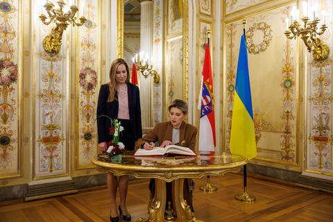 Olena Selenska trägt sich am Freitag in Wiesbaden in das Goldene Buch des Hessischen Landtags ein; links Landtagspräsidentin Astrid Wallmann.