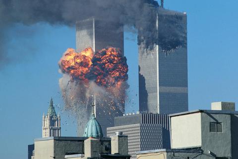 Ein Bild, das die Welt verändert: Ein Flugzeug rast in das World Trade Center in New York und reißt Tausende Menschen in den Tod.    Archivfoto: Jason Hook/dpa