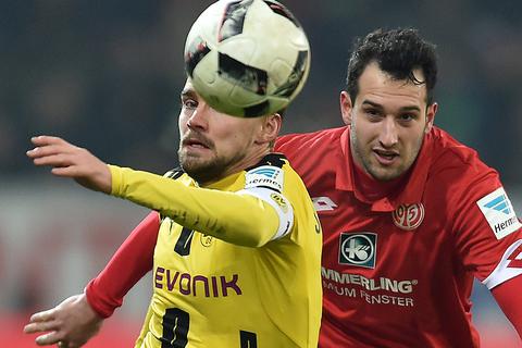 Duell: 05-Außenspieler Levin Öztunali (rechts) gegen Dortmunds Marcel Schmelzer. Foto: dpa