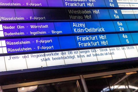 Der Bahnstreik dauert noch bis Dienstag. Eine Hinweistafel am Mainzer Hauptbahnhof weist darauf hin. Foto: Lukas Görlach