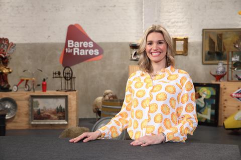Kunsthistorikerin Bianca Berding freut sich am Set der ZDF-Show "Bares für Rares" auf die alten Kunstgegenstände, die die Teilnehmer der Sendung mitbringen.