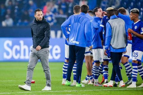 Schalkes Trainer Domenico Tedesco geht nach dem Spiel vom Platz. Foto: dpa