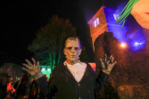 Frankensteins Monster erschreckt seit Jahrzehnten mit rund 100 weiteren Darstellern die vielen tausend Besucher auf der Burg. Diesmal bleiben die meisten Monster zu Hause. Ein paar von ihnen geben bei einer Schau Einblicke in die Welt des Grauens.  Archivfoto: Guido Schiek 