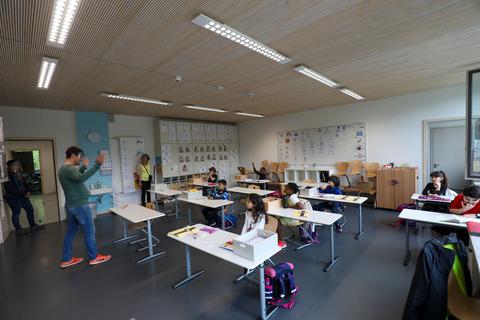 So luftig ist es derzeit in den Klassenzimmern an der Erich-Kästner-Grundschule in Kranichstein. Ab übernächster Woche soll wieder in alter Gruppenstärke gelernt werden.  Foto: Guido Schiek 