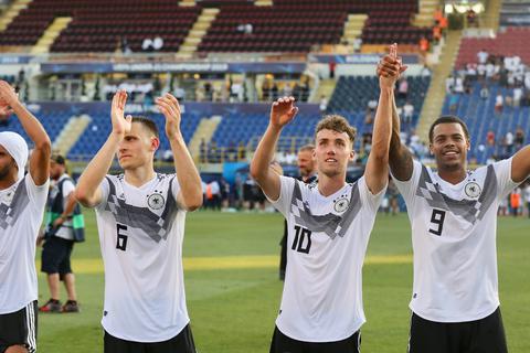 Deutschlands Mahmoud Dahoud, Maximilian Eggestein, Luca Waldschmidt und Lukas Nmecha (v. li.) jubeln nach dem Spiel gegen Rumänien.   Foto: dpa