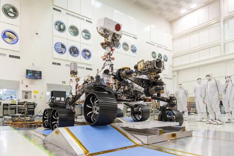 Das von der Nasa zur Verfügung gestellten Foto vom 17. Dezember 2019 zeigt den Rover «Perseverance», der bei einem Fahrtest in einem Reinraum von Ingenieuren beobachtet wird.  Foto: J. Krohn/NASA/AP/dpa