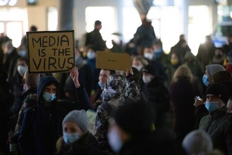 Bei den Demonstrationen in Frankfurt am 4. Dezember kam es ebenfalls zu Übergriffen aus der rechten Szene. Die Polizei musste die Versammlungen auflösen. Foto: dpa