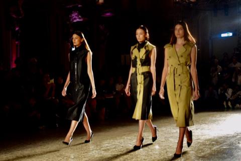 Drei Models eröffnen die Fashion Show. Foto: Anja Kossiwakis