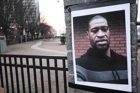 Fast ein Jahr nach der Tötung des unbewaffneten Afroamerikaners George Floyd bei einem Polizeieinsatz haben in Minneapolis, USA, die Geschworenen im Prozess gegen den weißen Hauptangeklagten Chauvin ihre Entschdeidung bekanntgegeben. Foto: dpa