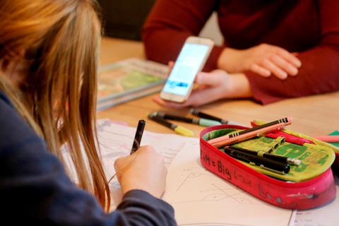 Schule zu Hause und mit Smartphone ist zurzeit für viele Schülerinnen Realität. Foto: dpa 