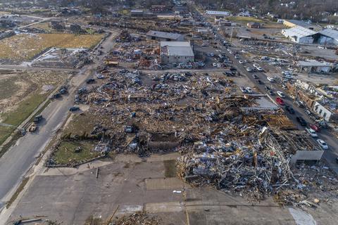 Völlig verwüstete Straßenzüge hinterließen die Tornados in den USA wie hier in der Innenstadt von Mayfield, Kentucky.  Foto: dpa