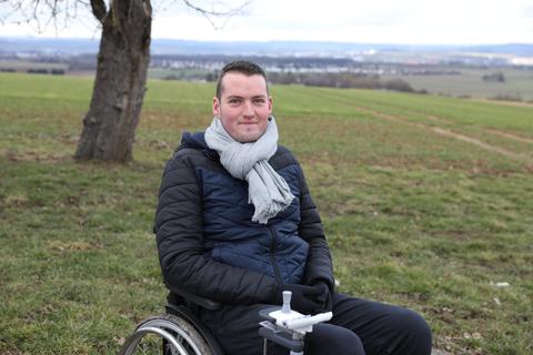 Paul leidet an Muskelschwund. Er lebt wieder in seinem alten Kinderzimmer und wird von seinen Eltern gepflegt. Foto: Perlita Braquet