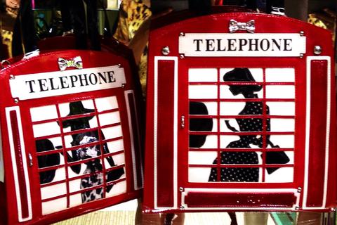 Telefonzellen-Motive zieren die Taschen im Thessaloniki-Taschenshop. Foto: Anja Kossiwakis