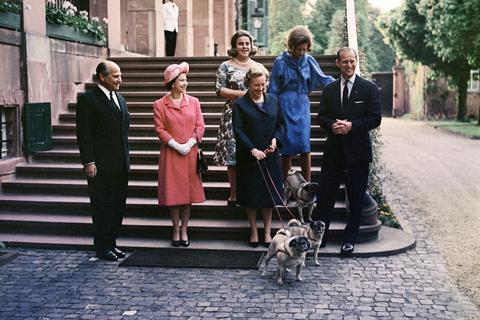 Besuch von den Royals:1965 waren die englische Königin und ihr Ehemann auf Schloss Wolfsgarten bei Egelsbach zu Gast. Das Foto zeigt in der vorderen Reihe von links Prinz Ludwig von Hessen, Elizabeth II., Prinzessin Margaret von Hessen und Prinz Philip.  Foto: Presse- und Informationsamt der Bundesregierung 