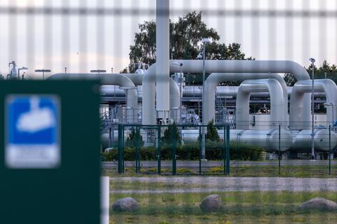 Ein Hinweisschild "Achtung Videoüberwachung" hängt am Zaun vor der Gasempfangsstation der Ostseepipeline Nord Stream 1. Foto: dpa