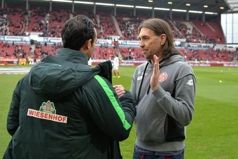 05-Trainer Martin Schmidt (rechts) wäre gegen Bremen mit dem Zahlenwerk zufrieden gewesen, wenn nur auch noch das Ergebnis gestimmt hätte. Foto: dpa