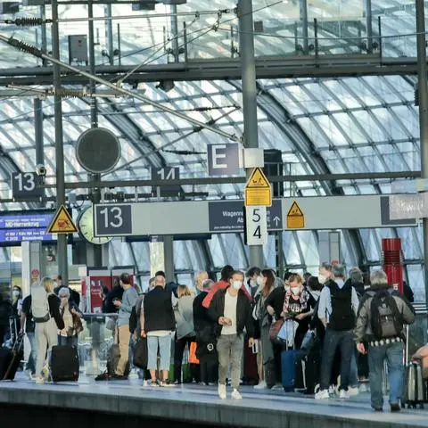 Reisende warten auf dem Bahnsteig auf dem Berliner Hauptbahnhof. Nach abgebrochenen Verhandlungen zwischen der Deutschen Bahn der der Gewerkschaft der Lokomotivführer (GDL) kündigt die Streiks an - wann und wie lange ist noch unklar.