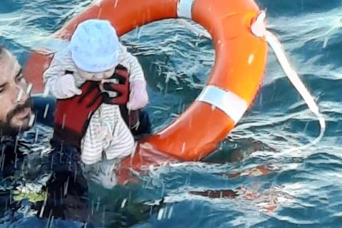 Auf diesem vom spanischen Zivilschutz zur Verfügung gestellten Bild rettet Juan Francisco Valle, Mitglied einer Spezialeinheit des Zivilschutzes, ein Baby im Meer inmitten der Migranten-Krise vor der Küste des spanischen Exklave Ceuta. Foto: dpa