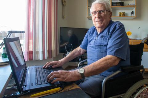 Kurt Heinermann hält mit dem Laptop Kontakt zu Angehörigen und Freunden. Foto: Vollformat/Volker Dziemballa 