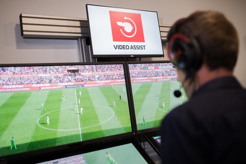 Der Videoschiedsrichter sorgte auch am ersten Spieltag der Bundesliga wieder für reichlich Diskussionsstoff. Foto:dpa