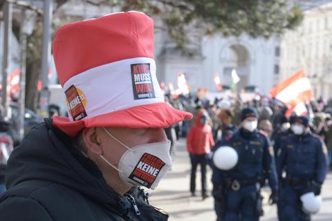 Wien: Teilnehmer einer Demonstration gehen durch eine Straße.  Foto: Herbert Pfarrhofer/APA/dpa
