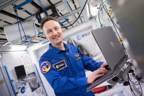 Matthias Maurer, ESA-Astronaut, steht in einem Modell des Columbus-Moduls der Internationalen Raumstation ISS.   Foto: dpa