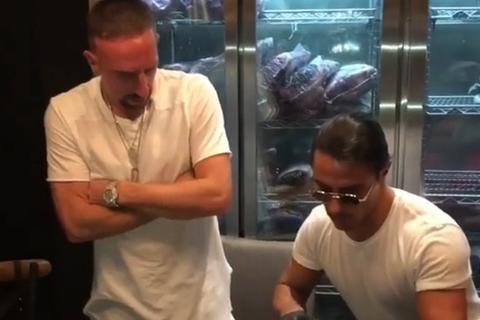 Screenshot aus dem Skandal-Video, das Franck Ribéry auf Instagram gepostet hatte, rechts neben ihm Koch Salt Bae.  Foto: Instagram / Franck Ribéry - Screenshot: VRM