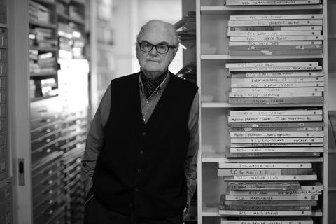 F.C. Gundlach, Fotograf und Sammler, steht in seinem Atelier. Gundlach, einer der bedeutendsten Modefotografen der deutschen Nachkriegszeit, ist im Alter von 95 Jahren gestorben. Foto: dpa