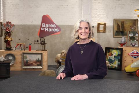 Dr. Friederike Werner bewertet am Set der ZDF-Sendung "Bares für Rares" Kunstgegenstände.