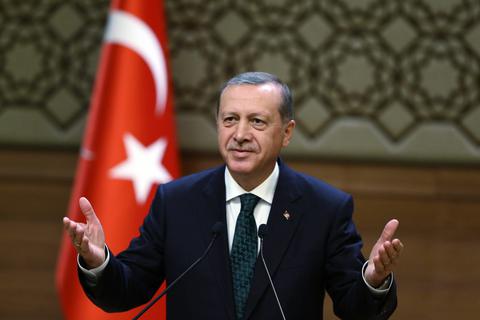 "Satire ist doch gar nicht so schlimm" könnte Recep Tayyip Erdogan mit diesem Lächeln sagen. Aber eigentlich kocht er innerlich. Foto: dpa