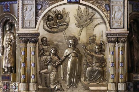 Die Darstellung der Heiligen Corona (Mitte) auf dem Schrein im Dommuseum in Aachen.  Foto: Oliver Berg/dpa