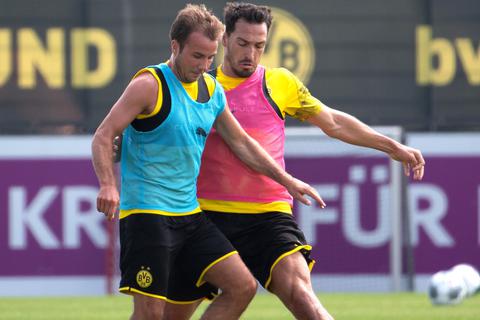 Mario Götze (li) und Mats Hummels beim Training vno Borussia Dortmund. Foto: dpa