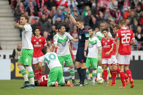 Im Hinspiel sah Julian Draxler (kniend) Rot. Das kann ihm in Wolfsburg nicht passieren, denn der Nationalspieler ist für die Heimpartie gegen Mainz ohnehin gesperrt (5. Gelbe Karte). Archivfoto: dpa