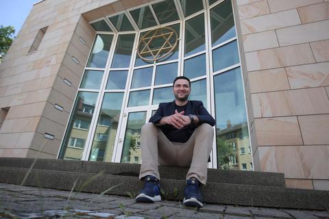 Alexander Stoler ist  Kulturreferent der Jüdischen Gemeinde Darmstadt und hat schon als Jugendlicher auf dem Sportplatz heftige Beschimpfungen erlebt. Foto: Guido Schiek  Foto: Guido Schiek