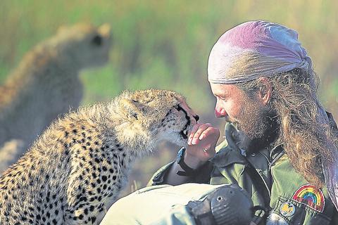 Matto Barfuss kommt den Geparden sehr nahe – bislang haben ihn die Raubkatzen als Begleiter akzeptiert. Foto: Matto Barfuss