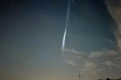 Was ist denn das? - Treibstofftropfen einer Rakete hinterlassen Lichtstreifen (Foto-Handout)