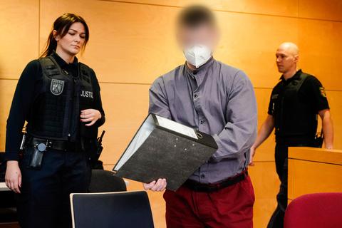 Der Hauptangeklagte kommt in den Verhandlungssaal des Landgerichts Kaiserslautern. Im Prozess um die beiden Ende Januar in Rheinland-Pfalz getöteten Polizisten wurde heute das Urteil gesprochen. 