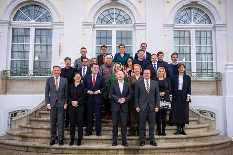 Ein Gruppenfoto von der letzten Kabinettsklausur auf Schloss Meseberg: Kanzler Olaf Scholz und das Bundeskabinett.
